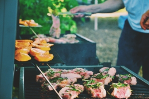 Fleisch auf dem Grillrost